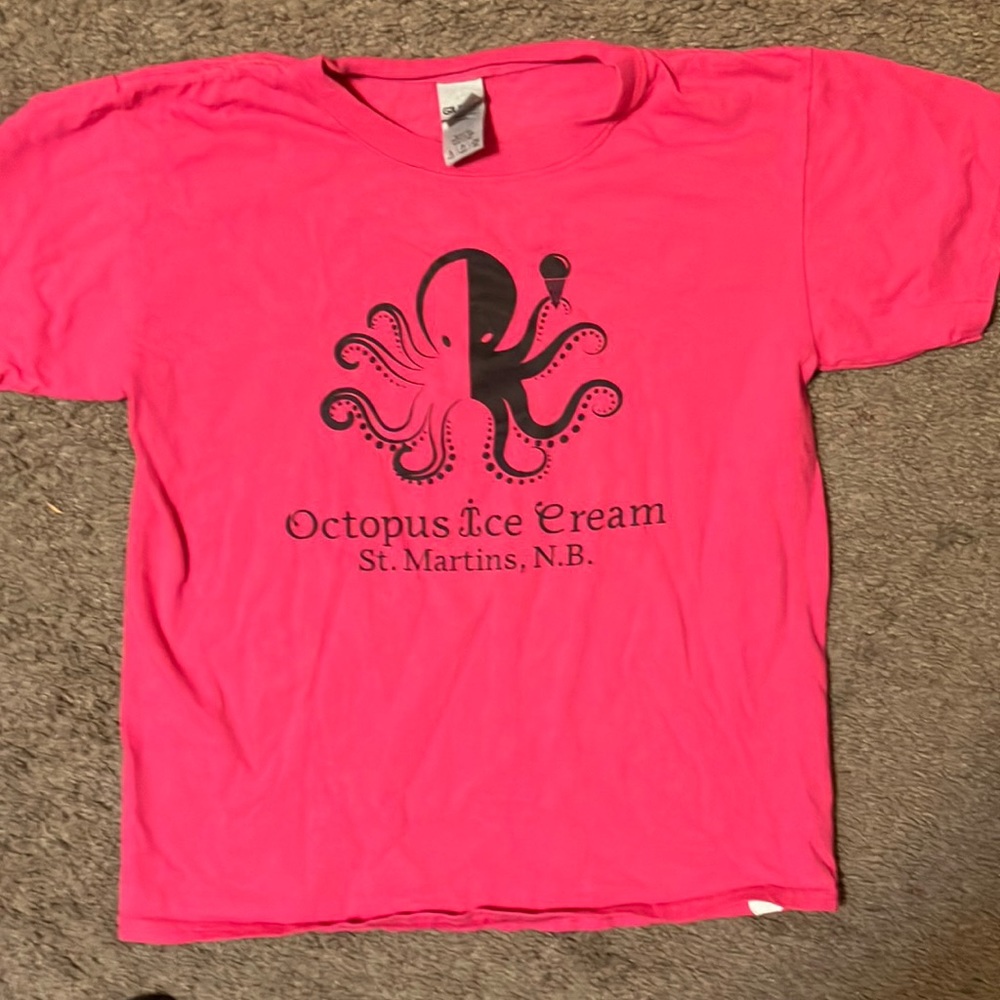 Kids Gildan Graphic tshirt size small.